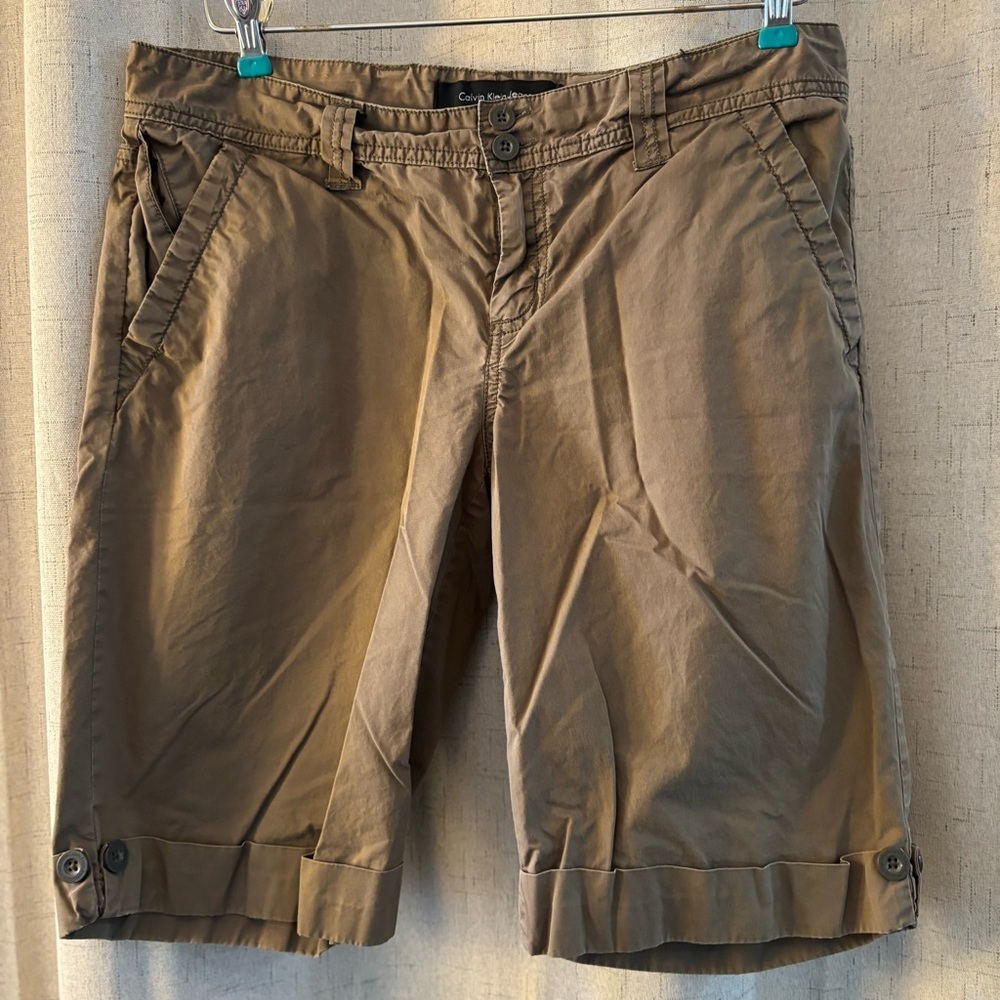 Calvin Klein Women’s Size 10 Cargo Cuffed Shorts. Brown with 2 front buttons.
